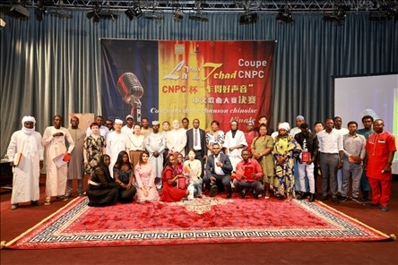 選手、評委、組委會工作人員共同與頒獎嘉賓合影。中國石油非洲公司供圖