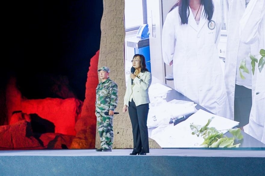 吳翠云（右一）在“何以中國(guó)·五星出東方”網(wǎng)絡(luò)主題宣傳活動(dòng)現(xiàn)場(chǎng)演講。人民視頻供圖