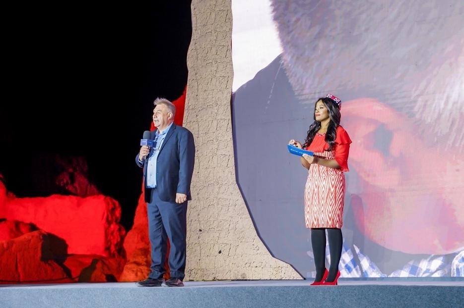 丹尼（左一）在“何以中國(guó)·五星出東方”網(wǎng)絡(luò)主題宣傳活動(dòng)現(xiàn)場(chǎng)演講。人民視頻供圖