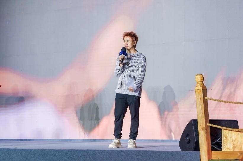 安鐘旭在“何以中國(guó)·五星出東方”網(wǎng)絡(luò)主題宣傳活動(dòng)現(xiàn)場(chǎng)演講。人民視頻供圖