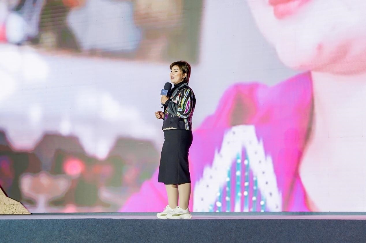 如克亞木·麥提賽地在“何以中國(guó)·五星出東方”網(wǎng)絡(luò)主題宣傳活動(dòng)現(xiàn)場(chǎng)演講。人民視頻供圖