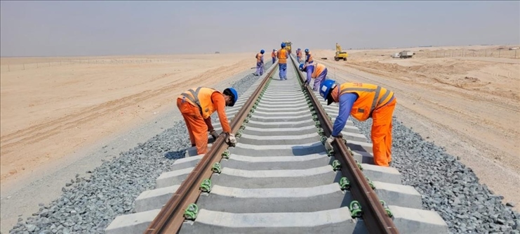 阿提哈德鐵路二期A標(biāo)項(xiàng)目施工中。中建中東供圖