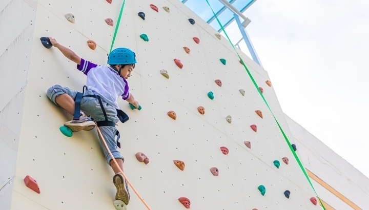 浙江臺州，正在學(xué)習(xí)攀巖課程的小學(xué)生