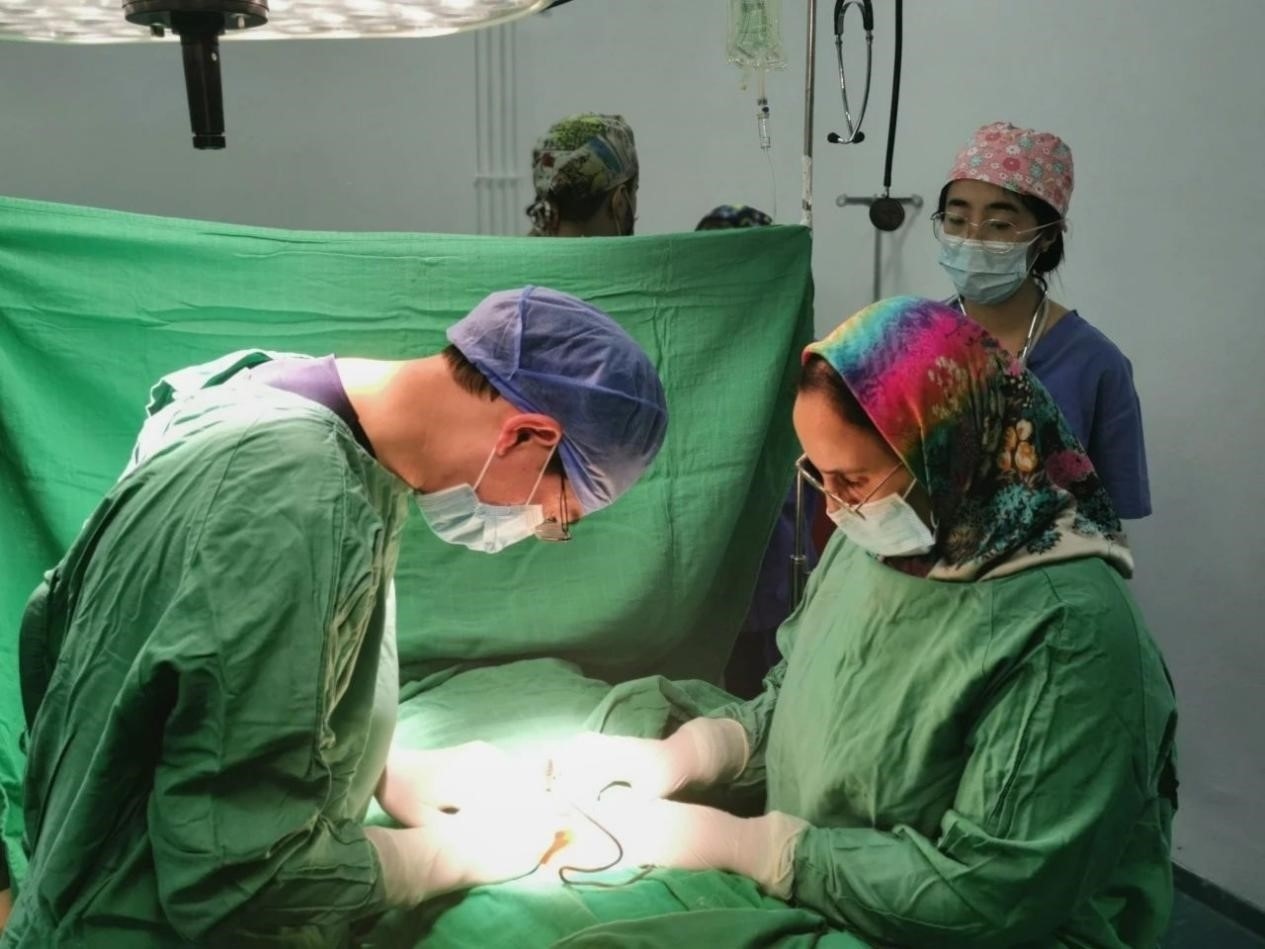中國醫(yī)療隊員與當?shù)蒯t(yī)生合作開展手術(shù)。第196批中國援助摩洛哥醫(yī)療隊塞達特分隊供圖