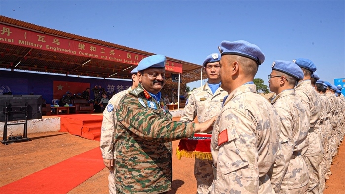 聯(lián)南蘇團部隊司令莫漢中將為維和官兵授勛。秦貴君攝