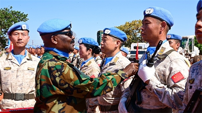 聯(lián)南蘇團西戰(zhàn)區(qū)司令多米尼克準將為維和官兵授勛。孫千攝