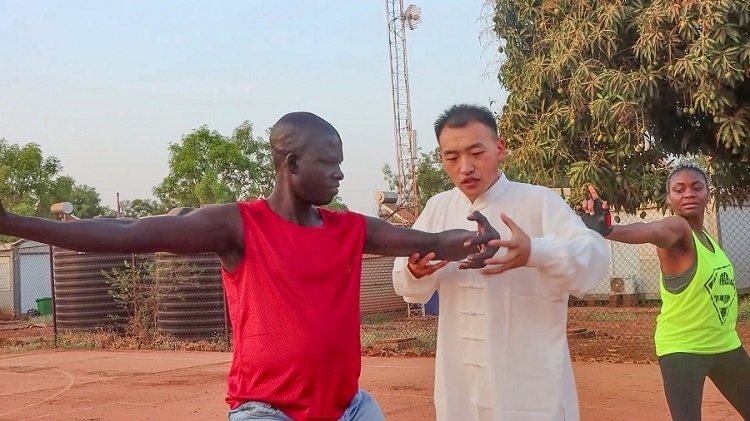 細(xì)心指導(dǎo)動作。馬騫攝