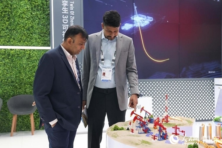 觀眾在了解中企產(chǎn)品。人民網(wǎng)記者任皓宇攝 