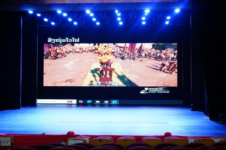 “露天電影院——中老優(yōu)秀電影巡映”首映式上放映老撾語(yǔ)配譯的中國(guó)動(dòng)畫(huà)電影《雄獅少年》。主辦方供圖