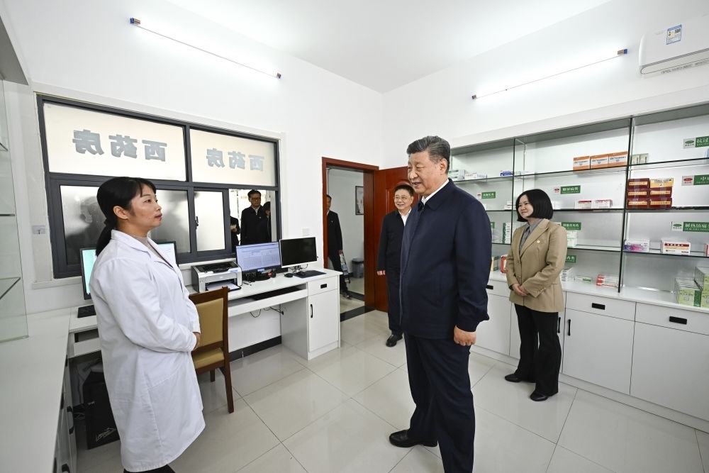 2024年11月5日，習(xí)近平在湖北省咸寧市嘉魚(yú)縣潘家灣鎮(zhèn)四邑村衛(wèi)生室考察。習(xí)近平指出：“要進(jìn)一步加強(qiáng)黨建引領(lǐng)，抓住‘一老一小’這個(gè)重點(diǎn)，更加精準(zhǔn)有效地為群眾排憂解難?！? width=
