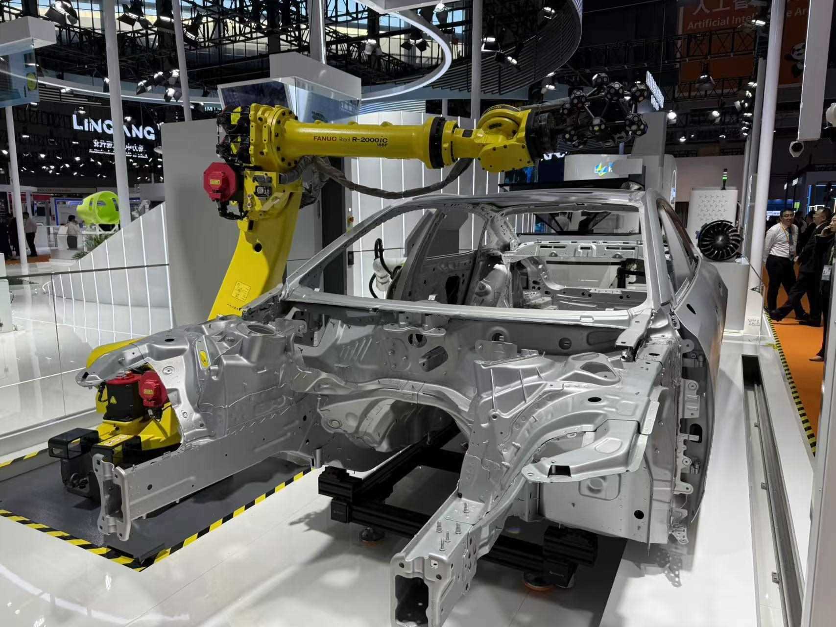 在汽車制造展區(qū)，高精度智能檢測裝備正在模擬檢測汽車車身。人民網(wǎng)記者 王仁宏攝