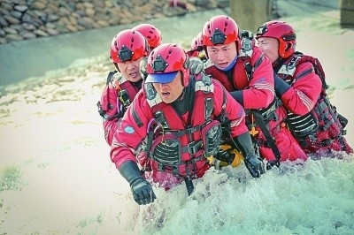  山東省日照市消防救援支隊消防員正在進行多人淺灘涉水橫渡訓(xùn)練。圖片由國家消防救援局提供