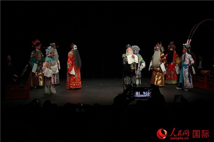 演員向觀眾謝幕。人民網(wǎng)記者 尚凱元攝