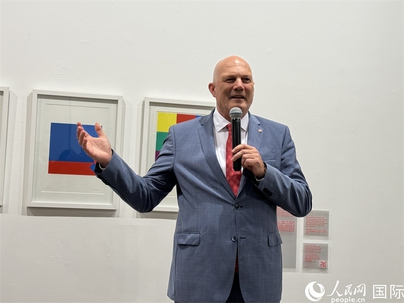 11月8日，瑞士駐華大使白瑞誼在“瑞士經(jīng)典設(shè)計展”開幕式上發(fā)表致辭。（人民網(wǎng) 謝瑩攝）