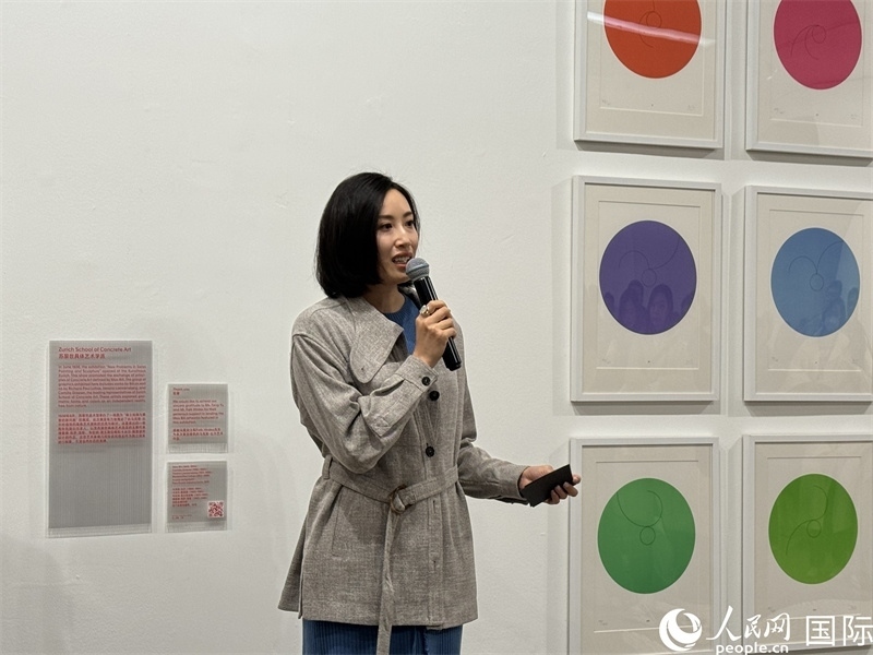 11月8日，今日美術(shù)館館長張然在“瑞士經(jīng)典設(shè)計展”開幕式上發(fā)表致辭。（人民網(wǎng) 謝瑩攝）