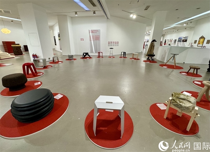 11月8日，瑞士經(jīng)典設(shè)計展現(xiàn)場。（人民網(wǎng) 謝瑩攝）