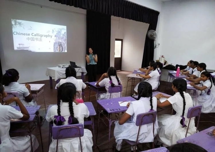 斯里蘭卡學生在系列活動中學習中國書法。圖片由主辦方提供