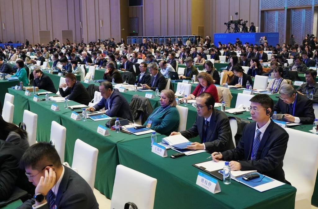 11月7日，中外嘉賓在首屆世界古典學(xué)大會(huì)開幕式現(xiàn)場聽會(huì)。新華社記者 張晨霖 攝