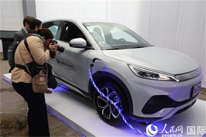 圖為秘魯媒體記者正在拍攝現(xiàn)場展出的比亞迪電動汽車。 人民網記者姜波攝