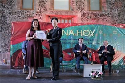 李雅芳向加比拉爾·塞迪略授予“拉美分社榮譽員工”稱號。主辦方供圖