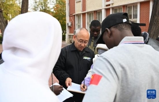 在天津鐵道職業(yè)技術(shù)學(xué)院，老師指導(dǎo)幾內(nèi)亞學(xué)員使用測(cè)距儀器（11月11日攝）。新華社記者 李然 攝