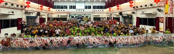 在工作坊導(dǎo)師的指導(dǎo)下，三校200余名學(xué)生共同完成了一幅長達80尺的水墨畫作。主辦方供圖