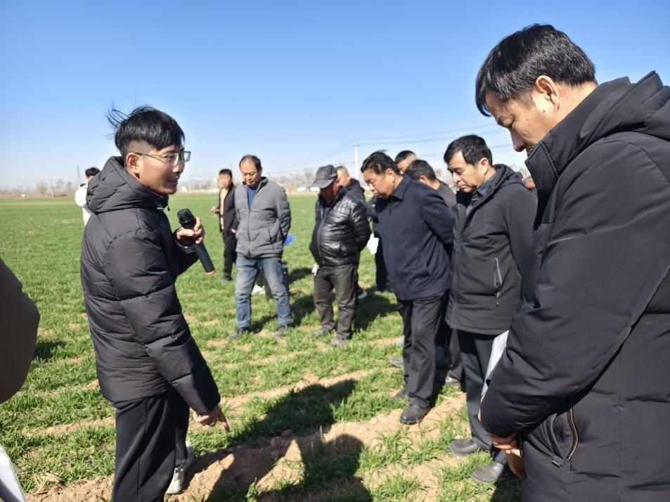 科技小院的“學(xué)生專家”（左一）。受訪者供圖