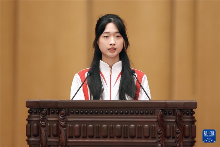 11月15日，射擊運動員黃雨婷在報告會上發(fā)言。新華社記者 李明 攝