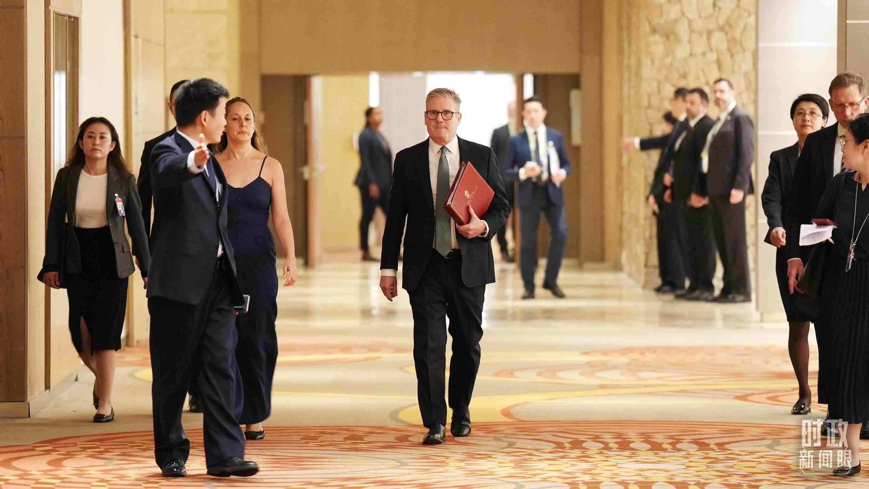 △英國首相斯塔默抵達(dá)會見現(xiàn)場。（總臺記者李晉拍攝）