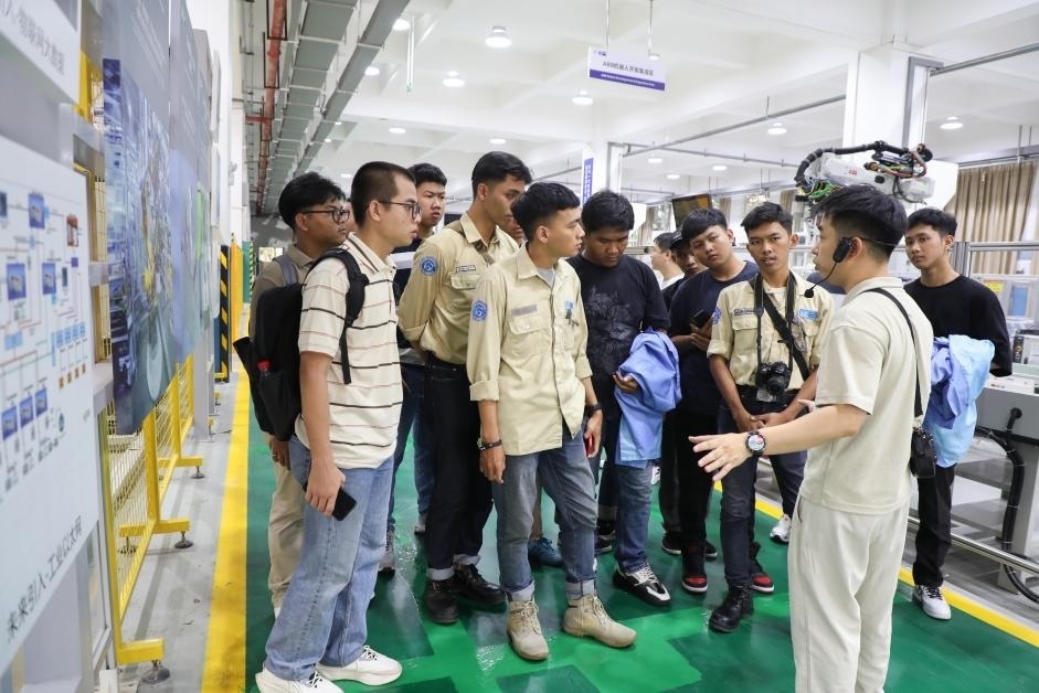 來華留學(xué)生在工程實(shí)踐中心上課。教育部職業(yè)教育與成人教育司供圖