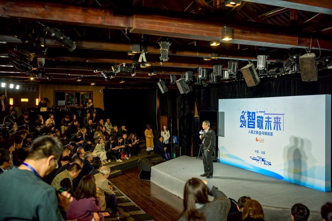 在開場環(huán)節(jié)，清華大學(xué)人工智能研究院常務(wù)副院長、教授孫茂松發(fā)言分享。人民網(wǎng)記者 任峰濤攝