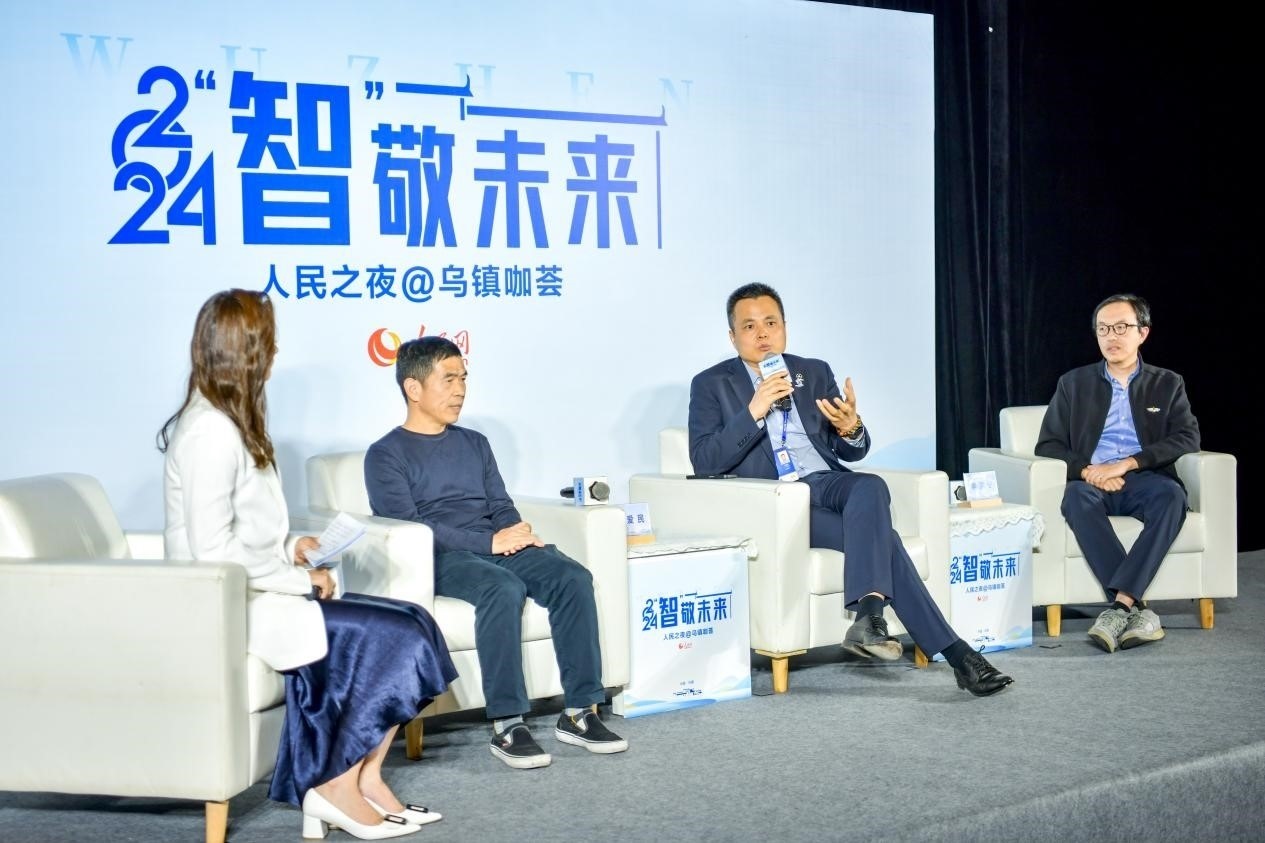 在對話環(huán)節(jié)，之江實(shí)驗(yàn)室高級研究專家潘愛民、伏羲智庫創(chuàng)始人李曉東、麒麟軟件副總經(jīng)理李震寧探討“‘百模大戰(zhàn)’將卷向何方”。人民網(wǎng)記者 任峰濤攝