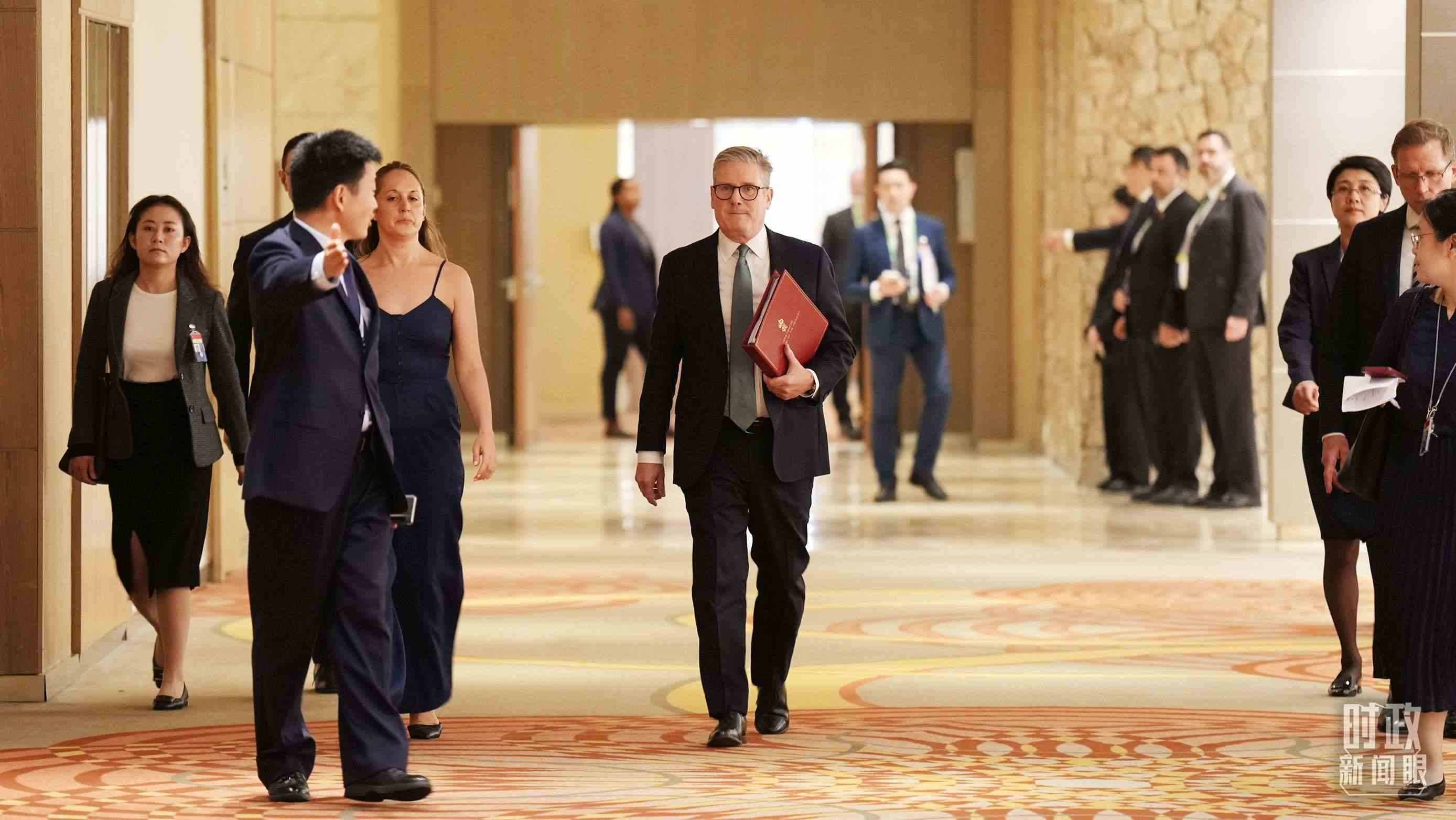 英國首相斯塔默抵達(dá)會見現(xiàn)場，這是他首次同習(xí)主席面對面交流。