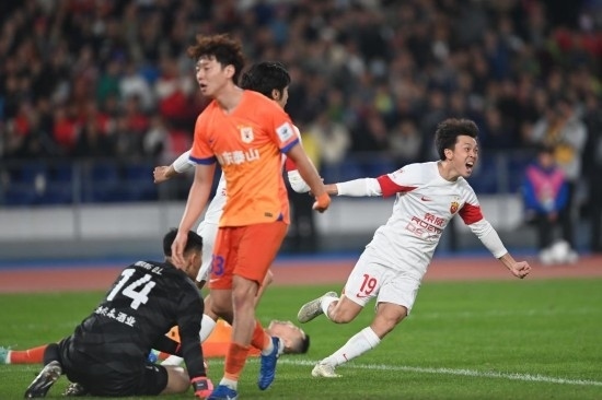 11月23日，上海海港隊球員王振澳（右）慶祝進球。新華社記者 黃宗治 攝