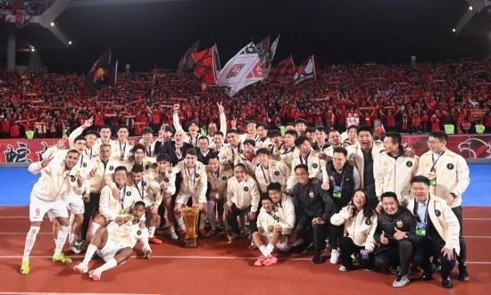 11月23日，上海海港隊成員在頒獎儀式后與球迷合影。新華社記者 黃宗治 攝