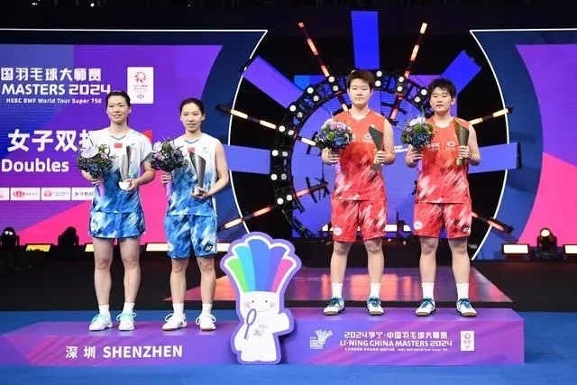 11月24日，劉圣書（右二）/譚寧（右一）與李怡婧/羅徐敏（左一）在頒獎(jiǎng)臺(tái)上合影。新華社記者 梁旭攝