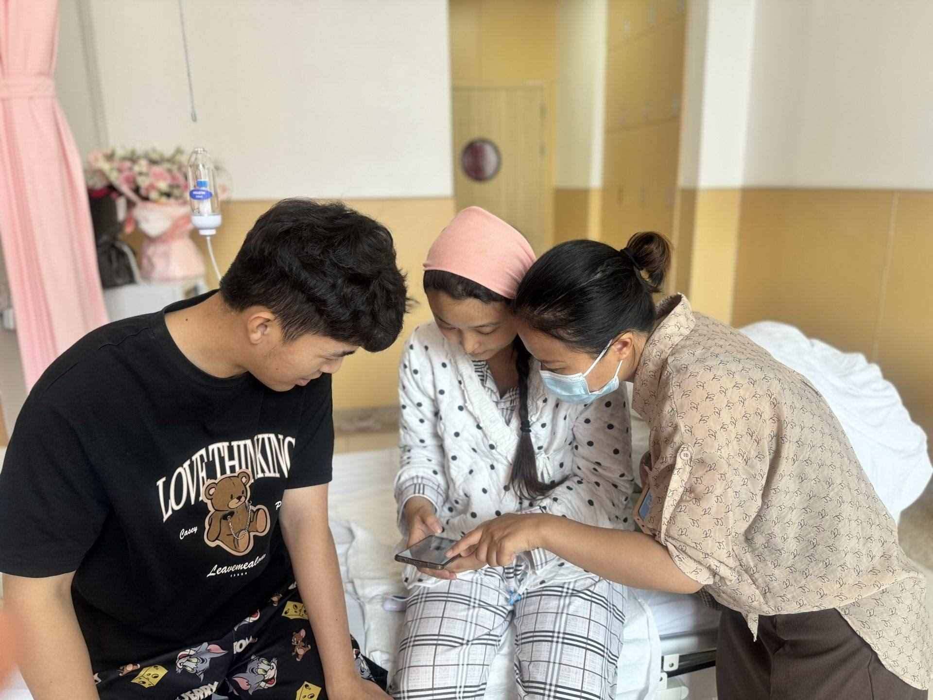 新生兒家庭通過手機(jī)辦理新生兒出生“一件事”。安徽省數(shù)據(jù)資源管理局供圖