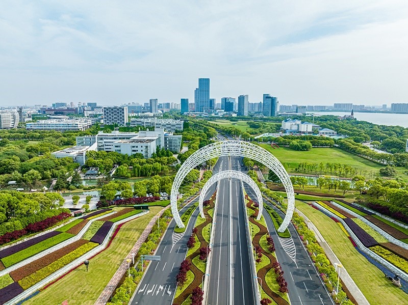 圖為蘇州工業(yè)園區(qū)星湖街鋼結(jié)構(gòu)雕塑。