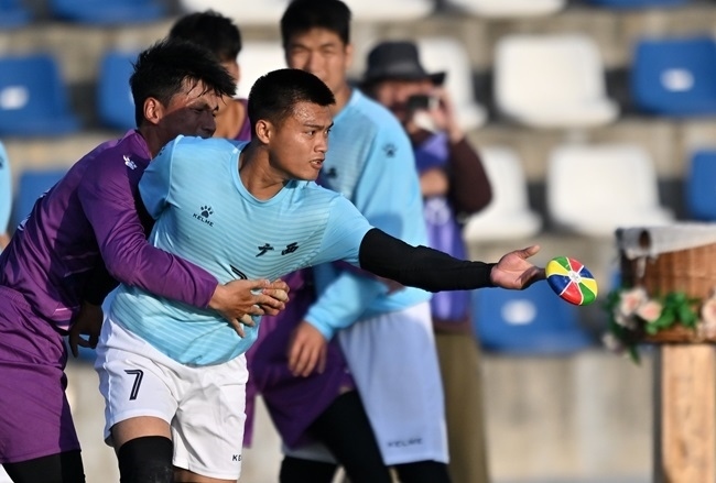 11月28日，花炮半決賽，廣西隊(duì)與海南隊(duì)展開激烈角逐。新華社記者 郭程攝