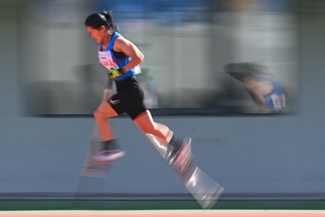 11月28日，海南隊(duì)選手吳明芬在高腳競(jìng)速比賽中。新華社記者 杜子璇攝