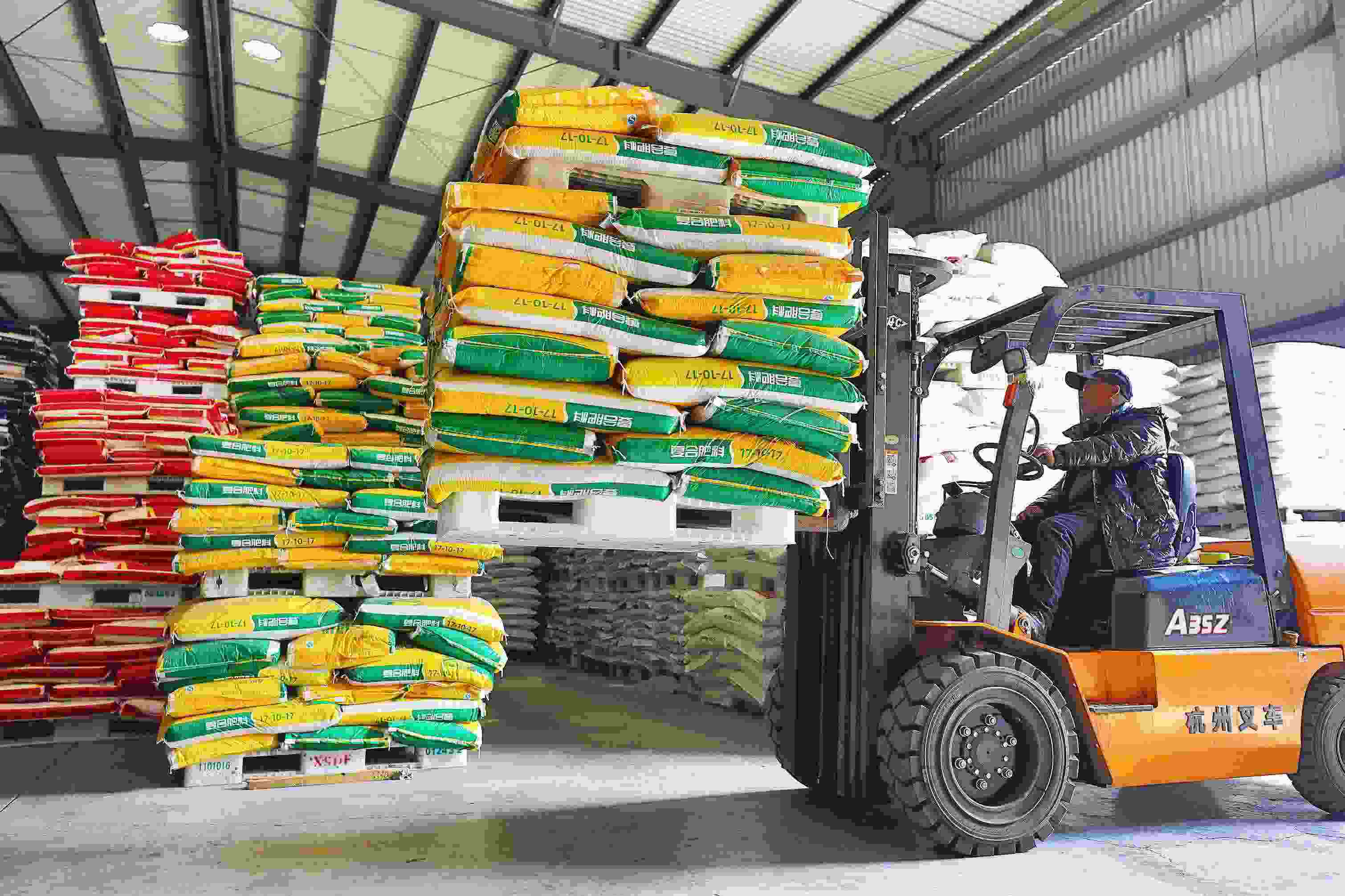 2023年2月15日，在浙江義烏供銷聯(lián)社的農(nóng)資貯存?zhèn)}庫(kù)，工作人員正在調(diào)運(yùn)復(fù)合肥料等農(nóng)資。