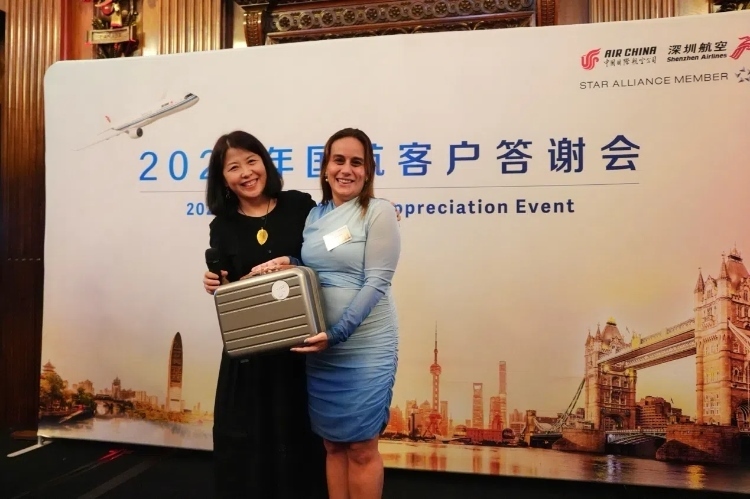 獲獎嘉賓上臺領取精美獎品。吳若鳴攝