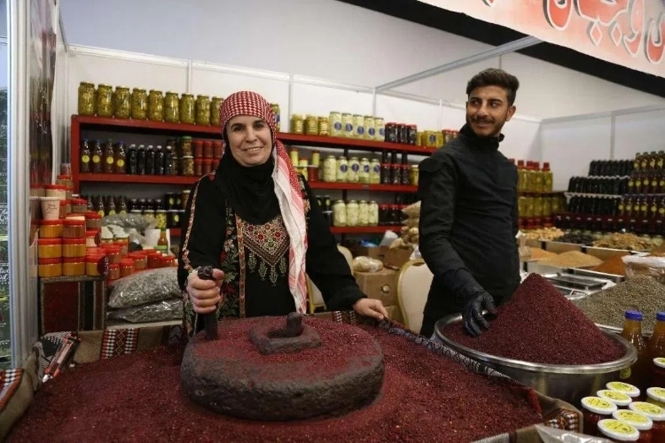 制作辣椒末的當(dāng)?shù)貗D女。納達(dá)爾·達(dá)烏德攝