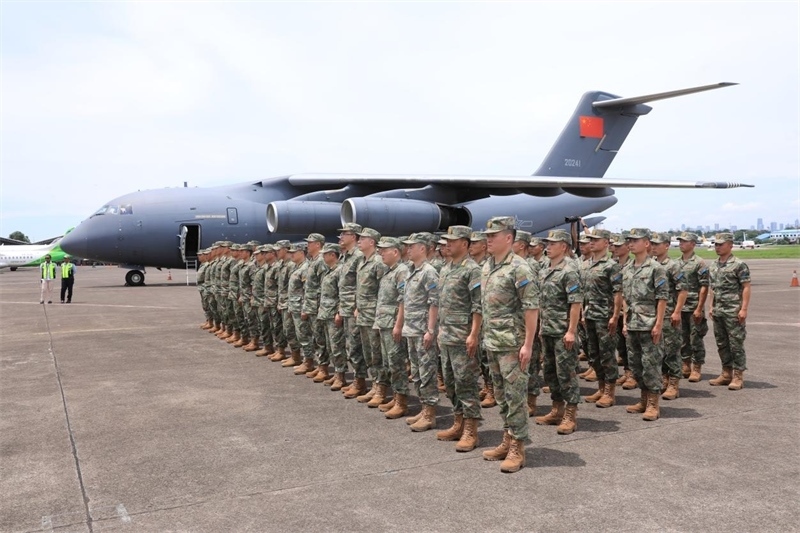 中方參演部隊(duì)搭乘運(yùn)—20運(yùn)輸機(jī)飛抵印尼國(guó)民軍空軍哈利姆機(jī)場(chǎng)。 龔勝祥攝