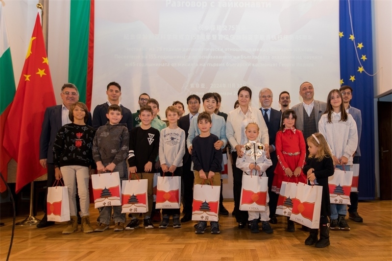 為保加利亞青少年頒發(fā)獎(jiǎng)品。中國(guó)駐保加利亞大使館供圖