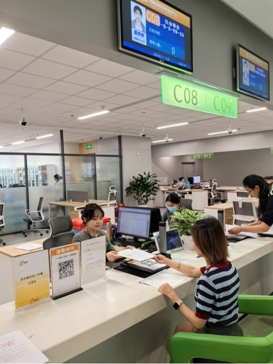 成都高新區(qū)“開(kāi)辦餐飲店一件事”服務(wù)窗口。成都市市場(chǎng)監(jiān)督管理局供圖