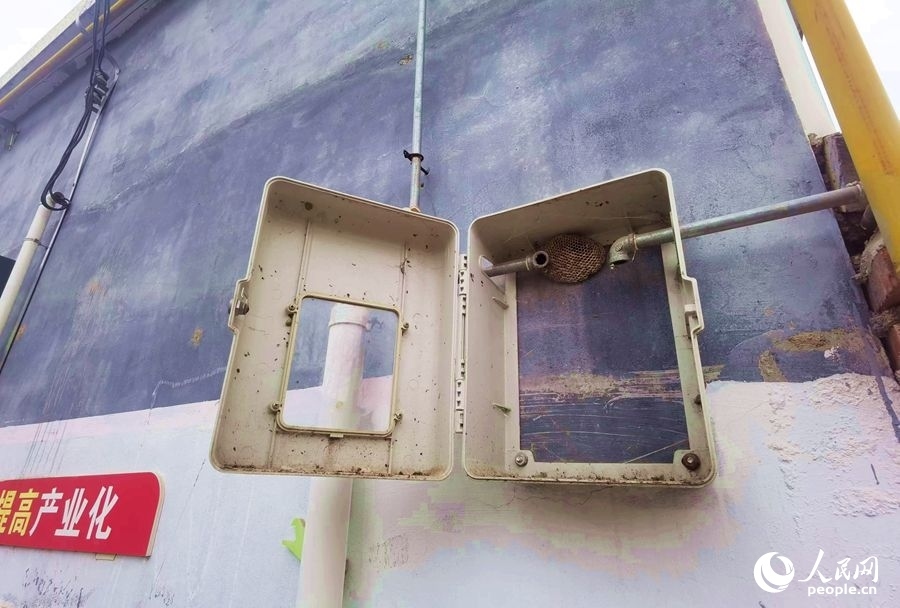 在玉山村的一處未安裝燃?xì)獗淼谋硐鋬?nèi)，掛著一個(gè)馬蜂窩。人民網(wǎng)記者 慎志遠(yuǎn)攝