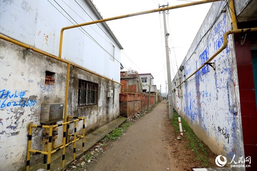 中燃公司在玉山鎮(zhèn)鋪設(shè)完工的燃?xì)夤芫W(wǎng)。人民網(wǎng)記者 慎志遠(yuǎn)攝