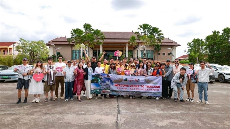 參與活動的中國游客與當(dāng)?shù)靥﹪撕嫌??；顒又鬓k方供圖