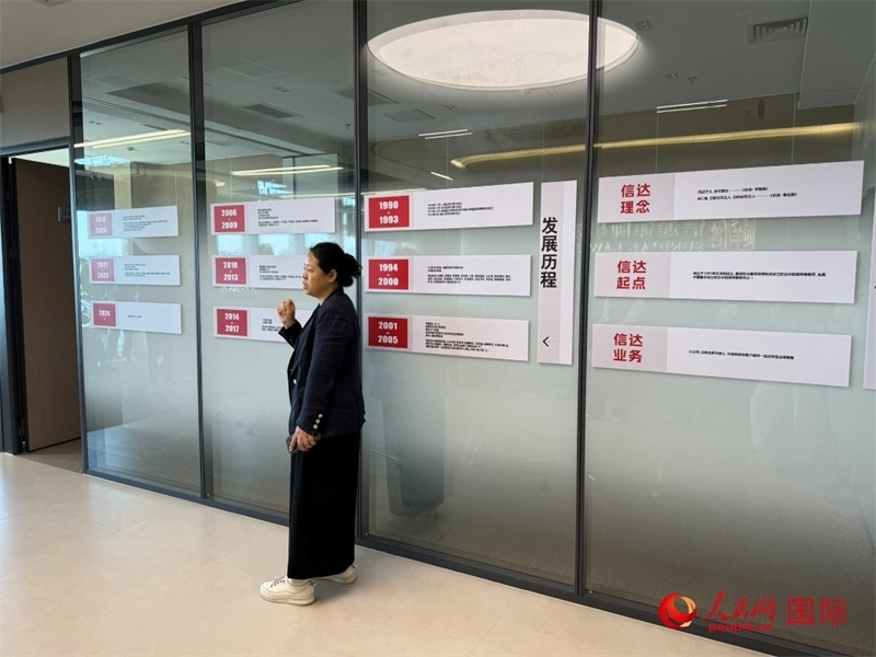 魏天慧律師在介紹廣東信達律師事務所。人民網(wǎng) 宋歌攝